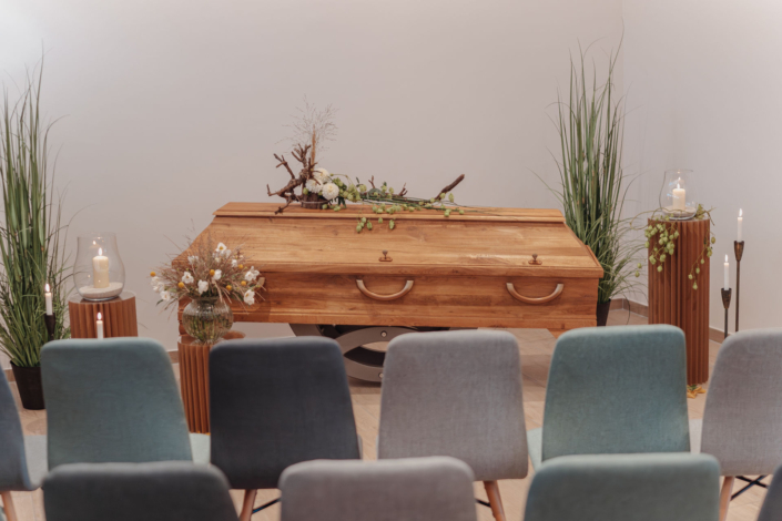 Aufbahrung eines Sarges in unserem Trauerhaus
